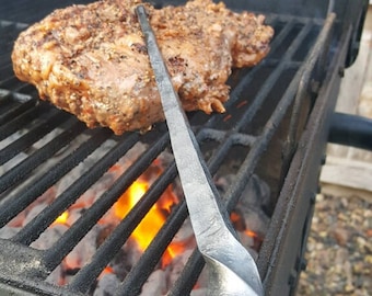 Espátula para carnes: forjada a mano a partir de un clavo de ferrocarril.