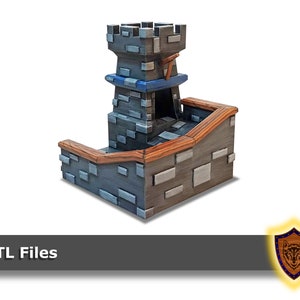 Könnte beinhalten: Ein 3D-gedrucktes Modell eines Steinturms mit einem Holzsteg und einer blauen Verkleidung. Der Turm hat eine kleine Öffnung unten und eine hölzerne Zugbrücke.