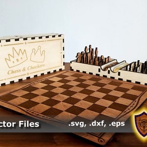 Puede incluir: Un juego de ajedrez y damas de madera con una caja, un tablero y piezas decorativas. La caja tiene un diseño de dos coronas y el texto "Chess & Checkers". El tablero es marrón y tiene un borde decorativo. Las piezas son de madera y están en sus ranuras de almacenamiento.