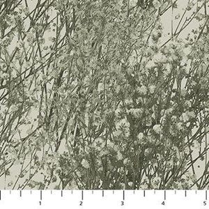 Op de afbeelding: Stof met een herhalend patroon van delicate, lichtgekleurde bloemen en dunne takken. Het ontwerp is in grijstinten en wit, wat een zachte, natuurlijke uitstraling creëert. Een liniaal staat onderaan de afbeelding.