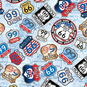 Puede incluir: Una tela con estampado azul y rojo con un diseño repetido de señales de carretera de estilo vintage. Las señales muestran el texto "Ruta 66" y "Ruta 99" con colores rojo, blanco y azul. Las señales están colocadas sobre un fondo azul claro con un patrón de mapa.