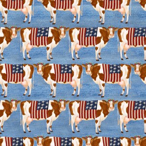 Pode incluir: Um padrão sem costura com vacas marrons e brancas usando coroas de flores e cobertas com bandeiras americanas em um fundo de jeans azul.