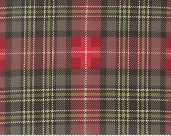 Puede incluir: Primer plano de una tela a cuadros con un patrón repetitivo de líneas rojas, verdes, grises y blancas. La tela tiene un fondo marrón oscuro. El patrón es un diseño tartán clásico, adecuado para acolchar o ropa.