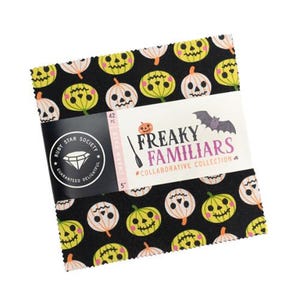 Puede incluir: Un paquete de 42 cuadrados de tela con fondo negro y un patrón repetitivo de calabazas de Halloween en color verde lima y blanco. La banda de papel muestra el texto Freaky Familiars Collaborative Collection y Ruby Star Society.
