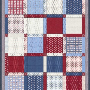 Könnte beinhalten: Ein Patchwork-Quilt mit patriotischem Thema, mit Quadraten aus roten, weißen und blauen Stoffen. Der Quilt hat ein sich wiederholendes Muster aus floralen, gepunkteten und gemusterten Designs mit einem dunkelblauen Rand. Ein dekoratives Heimtextil.
