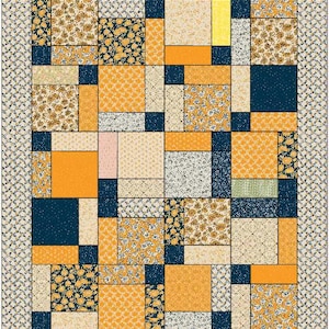 Może przedstawiać: Kołdra patchworkowa z geometrycznym wzorem kwadratów w różnych odcieniach pomarańczowego, żółtego, kremowego i niebieskiego. Kołdra jest wykonana z różnych tkanin, w tym wzorów kwiatowych i jednolitych kolorów.