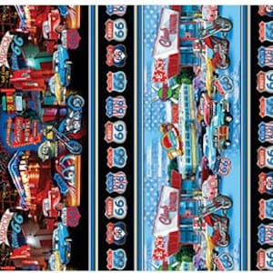 Puede incluir: Una tela colorida con un patrón repetido de señales de la Ruta 66, coches antiguos, motocicletas y restaurantes. La tela es negra con acentos azules, rojos y blancos.