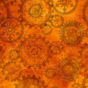 Puede incluir: Un fondo abstracto con una estética vintage steampunk. El fondo es de color naranja texturizado con diseños de engranajes intrincados superpuestos en tonos dorados y marrones.