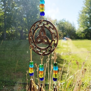 Metal Celtic Triquetra Knot Wind Chime, Irish Sun Catcher with Bells, Brass Welsh Dreamcatcher, Triquetra Trinity Knot Bead Charm