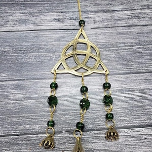 Sino de vento de metal com nó celta, apanhador de sol irlandês com sinos, apanhador de sonhos galês de latão, pingente de miçanga com nó da Trindade (Triquetra).