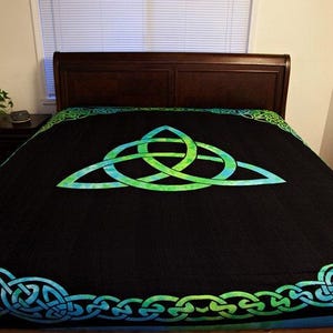 Grüner Keltischer Triquetra Knotenteppich, Tie Dye Stoffdekor, irische Bettdecke, Renaissance Festival Wandbehang, walisische Tischdecke, Hexe