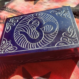 Caja celta de esteatita tallada con símbolo Om, caja de piedra irlandesa, caja de recuerdo galesa, caja mágica grabada a mano, carta del tarot de bruja, wiccan, pagana