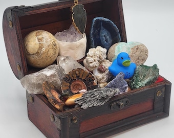 Treasure Chest #1 – The Explorer's Treasure | Natural Crystal Gift Box