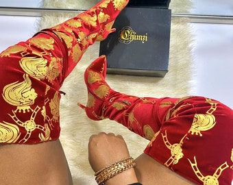 Bota Stiletto de terciopelo rojo con diseños de león dorado, Botas Altas de Muslo, Bota de muslo largo (tela Isi Agu, tacones de 4 pulgadas)