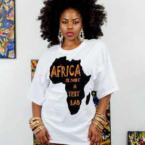 Unisex "Africa is not a Test Lab" T-Shirt mit afrikanischer Landkarte (Weißer Aufnäher Ankara multi-pattern dashiki)