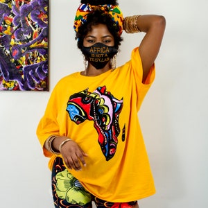 Akia Unisex T-Shirt mit afrikanischer Landkarte (gelber Patch Ankara multi-pattern dashiki)