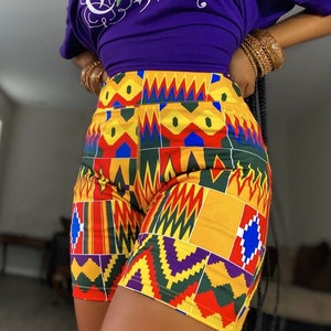 Op de afbeelding: Gele, rode, groene, blauwe en paarse shorts met een geometrisch patroon. De shorts zijn gemaakt van rekbaar materiaal en hebben een hoge taille.