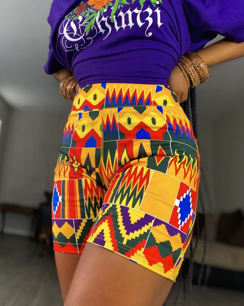 Op de afbeelding: Gele, rode, groene, blauwe en paarse shorts met een geometrisch patroon. De shorts zijn gemaakt van rekbaar materiaal en hebben een hoge taille.
