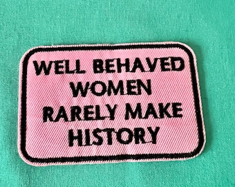 Le donne ben educate raramente fanno la storia Patch - Patch termoadesiva rosa - Toppe termoadesive Girl Power - Toppe per giacche - Termoadesive