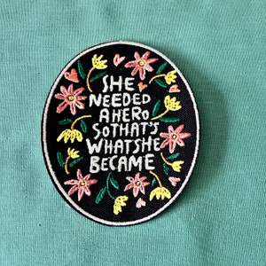 Hon behövde en hjälte, så det var vad hon blev. Tygmärken - Stryk-på-tygmärken - Girl Power Stryk-på-tygmärken - Tygmärken för jackor - Stryk-på-tygmärken