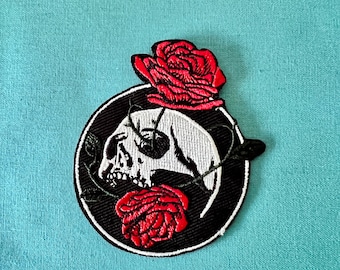 Toppa a forma di teschio per Halloween, con rose rosse, fiori e farfalle, piume, adesivi termoadesivi per giacche, jeans, vestiti, decorazioni fai da te, 3 grandi dimensioni