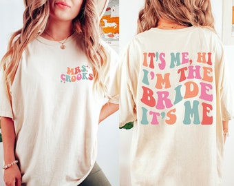 Bride Shirt, Gift for Bride, Funny Bride Shirt, Engagement Gift, Its Me Hi Im the Bride Its Me Shirt, Retro Shirt, Groovy Bride Shirt