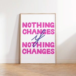 Puede incluir: Una impresión enmarcada con el texto "NOTHING CHANGES if NOTHING CHANGES" en letras rosas con un "if" azul en el medio.