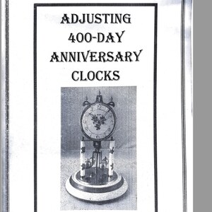 Può includere: Un'immagine in bianco e nero di un orologio da 400 giorni di anniversario. L'orologio ha un quadrante rotondo con numeri romani e un pendolo. Il testo "ADJUSTING 400-DAY ANNIVERSARY CLOCKS" è in alto nell'immagine.