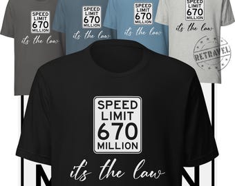 Op de afbeelding: Een verzameling van vijf t-shirts in verschillende kleuren, waaronder zwart, grijs en blauw. Elk shirt heeft een witte afbeelding van een snelheidslimietbord met de tekst "SPEED LIMIT 670 MILLION" en "it's the law".