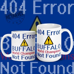 Op de afbeelding: Twee witte keramische mokken met een 404-foutmelding en een geel waarschuwingsbord. De tekst op de mokken luidt "404 Error! BUFFALO World Champions Not Found".