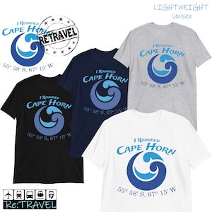 Puede incluir: Cuatro camisetas de diferentes colores, negro, azul marino, gris y blanco, con un gráfico azul y blanco de una ola y el texto "I Rounded Cape Horn 55° 58' S, 67° 15' W". El texto "Re: TRAVEL" está en la parte inferior de la imagen.