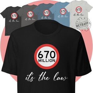 Könnte beinhalten: Eine Auswahl an T-Shirts in verschiedenen Farben, darunter Schwarz, Grau und Blau. Jedes Shirt zeigt ein rundes Design mit dem Text "670 MILLION" und dem Satz "it's the law" in Weiß. Die Shirts sind kurzärmlig.