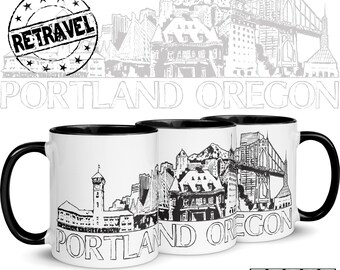 Könnte beinhalten: Drei weiße Keramikbecher mit schwarzen Rändern, jeder mit einer Schwarzweißillustration der Skyline von Portland, Oregon. Die Becher sind in einer Reihe angeordnet, wobei der linke Becher die ikonischen Brücken der Stadt zeigt, der mittlere Becher die Gebäude der Innenstadt und der rechte Becher die Uferpromenade der Stadt.