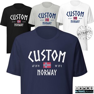 Puede incluir: Una colección de camisetas de manga corta en negro, gris, blanco y azul marino. Cada camiseta presenta la palabra "CUSTOM" en una fuente estilizada, junto con la bandera noruega, coordenadas y la palabra "NORWAY".