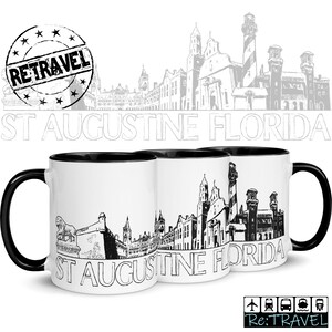 Peut inclure: Deux tasses en céramique blanche avec des poignées et des bords noirs. Chaque tasse présente une illustration en noir et blanc de l'horizon de Saint-Augustin, en Floride. Le texte "ST AUGUSTINE FLORIDA" est imprimé sur les tasses.