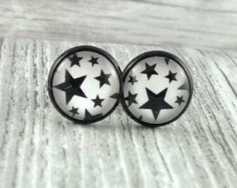 Boucles d'oreilles clous étoiles noires sur blanc