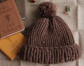 Chunky knitted bobble hat // wool - brown.