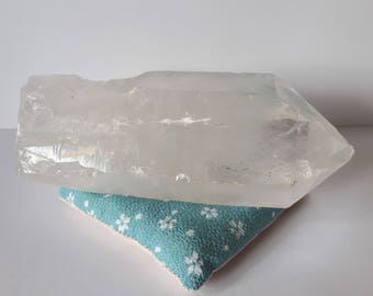 Quartz single-point crystal (19 cm) with cushion