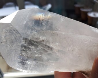 Quartz single-point crystal (13 cm) with cushion