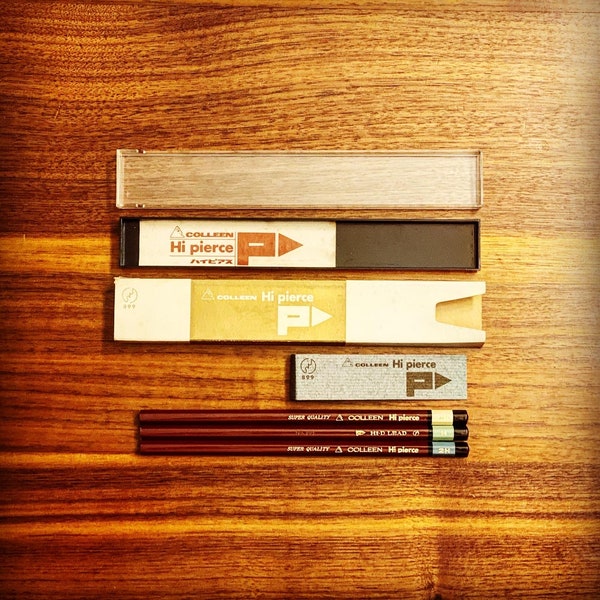 Coffret cadeau vintage Colleen Hi-Pierce 3-Pencil avec étui en plastique, insert en papier, pochette en carton et JISMark