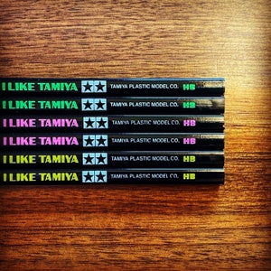 Tamiya Special Edition &quot;I Like Tamiya&quot; Quadrat HB Bleistifte Set mit Neon Text