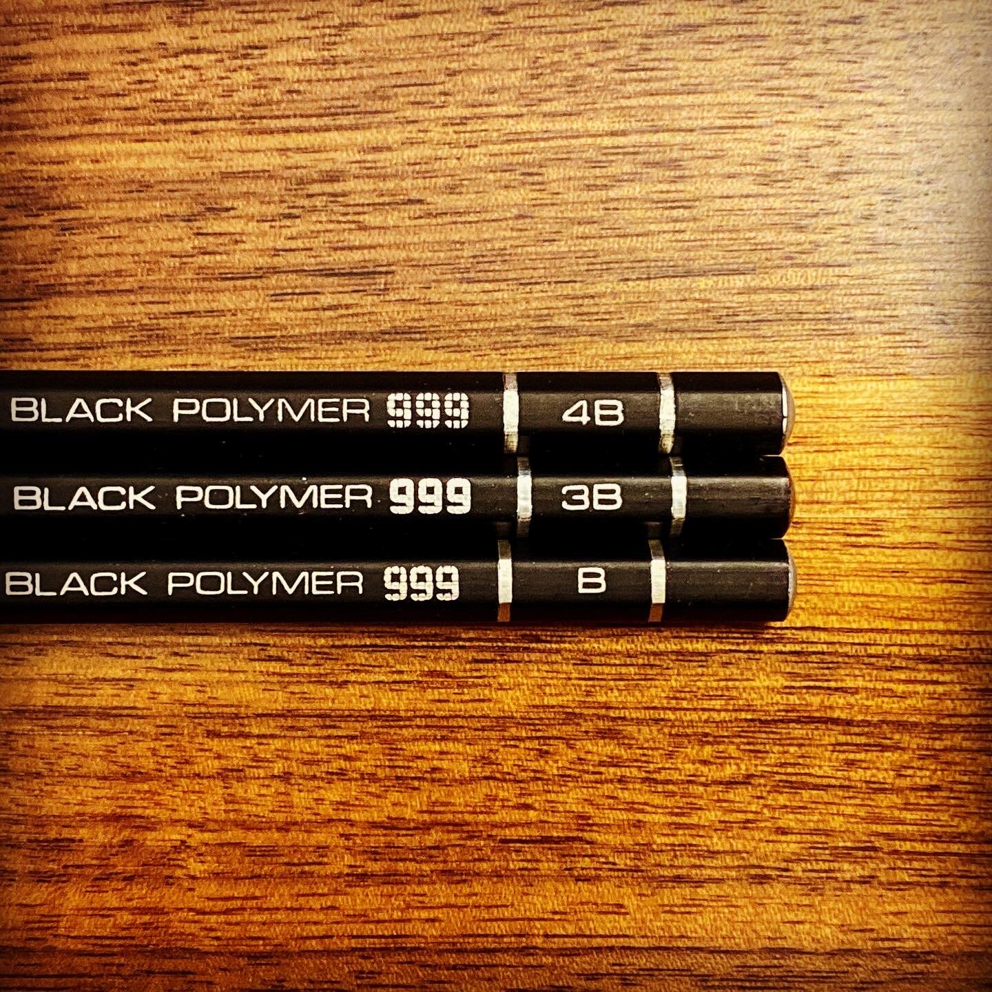 ぺんてる ブラックポリマー 999 ミックス鉛筆 - 希少で美しい