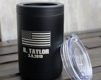 Bicchiere refrigerante per lattine in acciaio inossidabile nero personalizzato - refrigeratore per lattine personalizzato, refrigeratore inciso, regalo per i testimoni dello sposo, regalo per addio al celibato