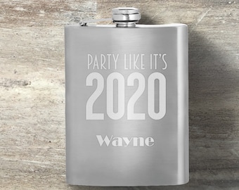 Może przedstawiać: Srebrna flaszka z grawerem "Party Like It's 2020" i imieniem "Wayne".