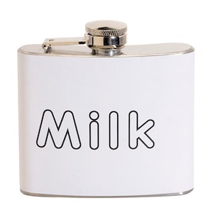 Könnte beinhalten: Eine weiße Edelstahl-Trinkflasche mit silbernem Deckel und dem Wort "Milk" in schwarzen umrandeten Buchstaben.