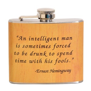 Ernest Hemingway 5 oz. Matraz de acero inoxidable, Party Favor, Funny Flask, Lindo matraz, Diseño a todo color, Decorado en EE.UU.