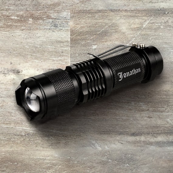 Groomsman Geschenk, personalisierte Ultraviolet (UV) LED-Taschenlampe, taktisches Schwarz, individuell graviert, Hochzeitsgeschenk, Brautparty, Junggesellenabschied