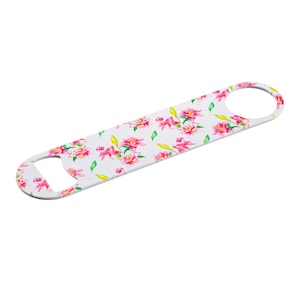 Puede incluir: Abrebotellas de metal blanco con un diseño floral con lirios rosas y hojas verdes.