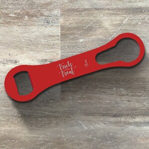 Puede incluir: Abrebotellas de metal rojo con el texto "trick or treat" y el nombre "Allysa" grabado en él.