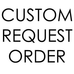 Puede incluir: Texto negro sobre fondo blanco: "CUSTOM REQUEST ORDER". Las palabras están dispuestas en tres líneas, centradas y en negrita. La fuente es sencilla, sin serifa, y las letras son legibles. La imagen es un diseño basado en texto.